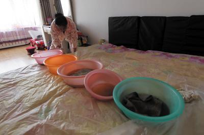 广陵楼上漏水，住户失联，小区没物管，业主维权难！律师来支招……